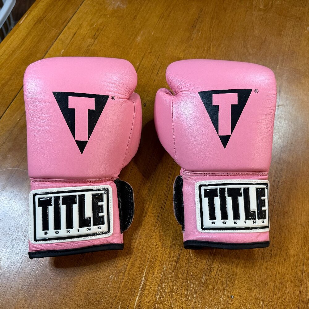 💗 Title Boxing Women’s Pink Gloves – Small – Like New - Picture 3 of 6